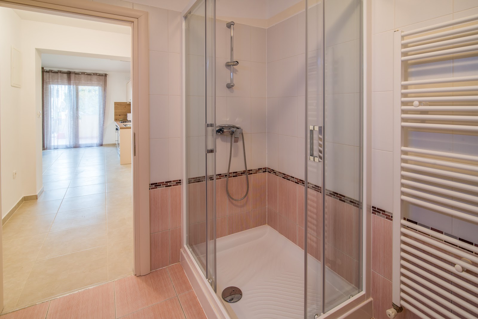 Big bathroom in Apartment 4 from another angle.
