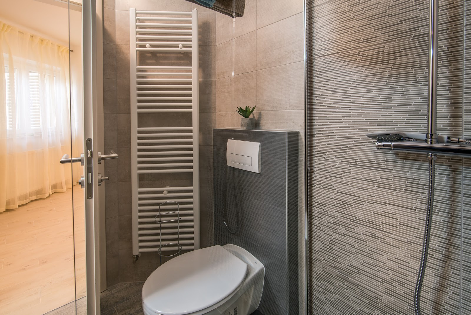 Small bathroom in Apartment 4 from another angle.