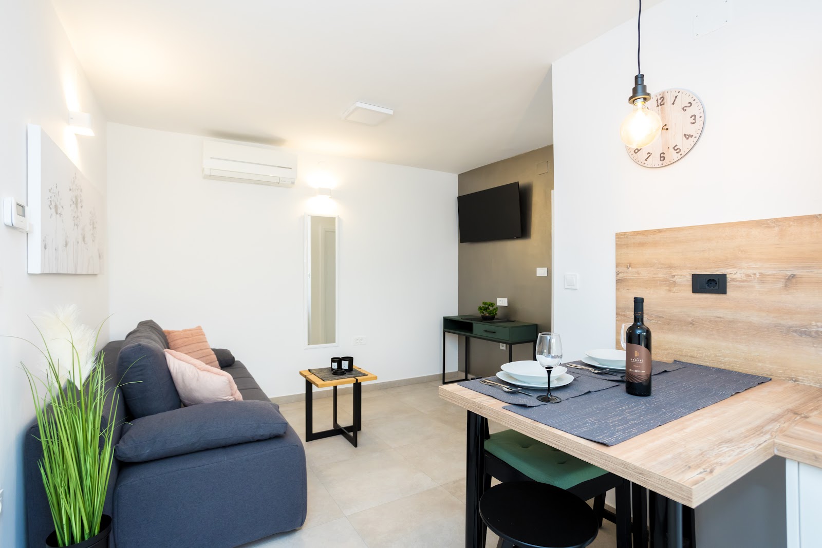 Living room in Apartment 5.