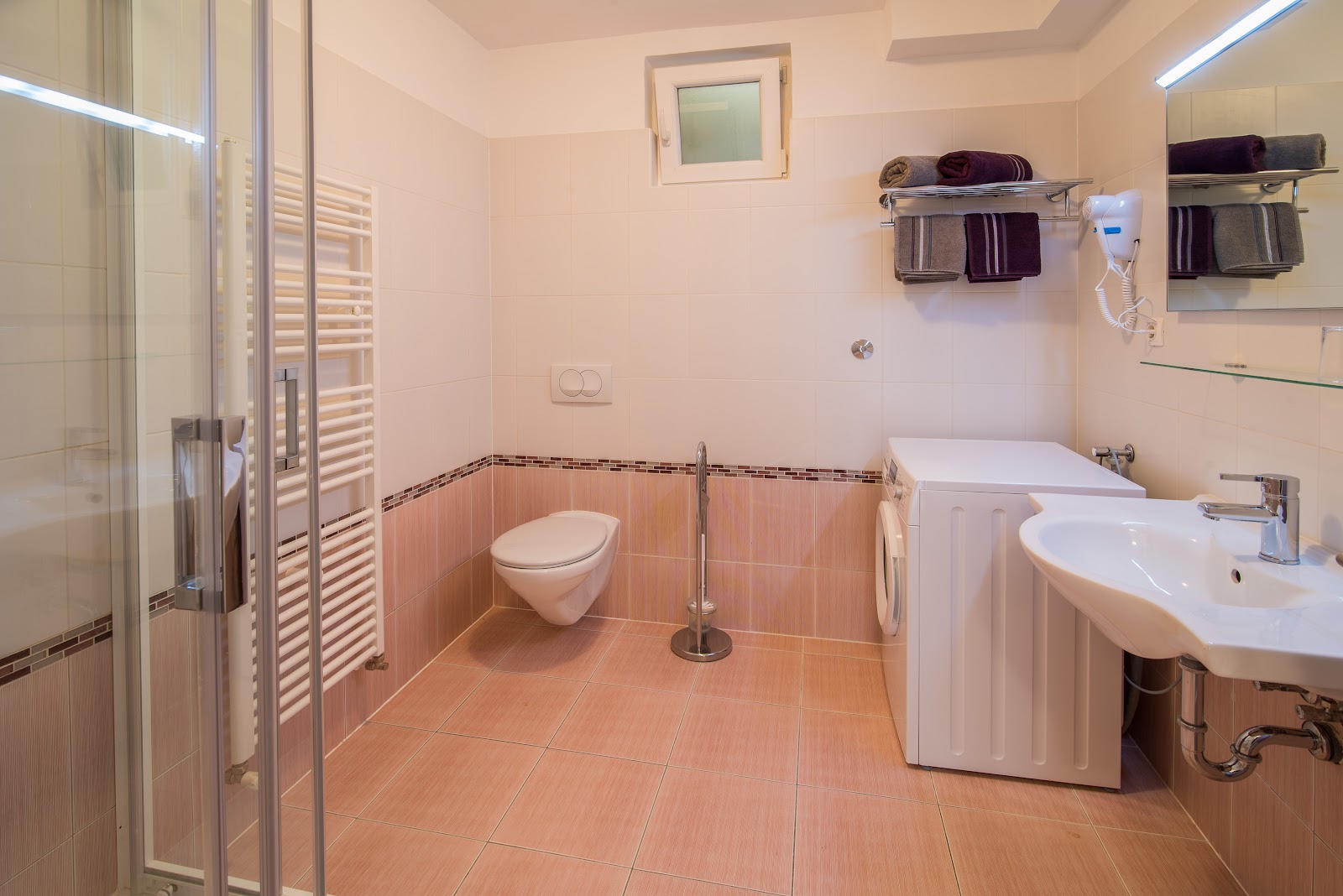Big bathroom in Apartment 4.