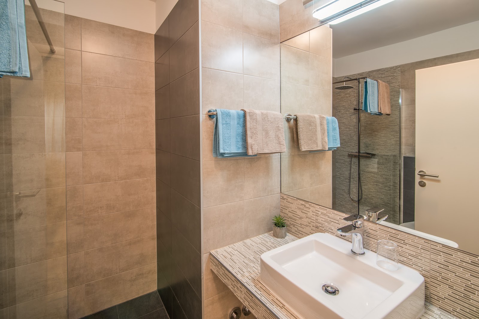 Small bathroom in Apartment 4.